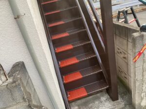 府中市で鉄骨階段の雨漏り予防のための塗装工事　上塗りの様子